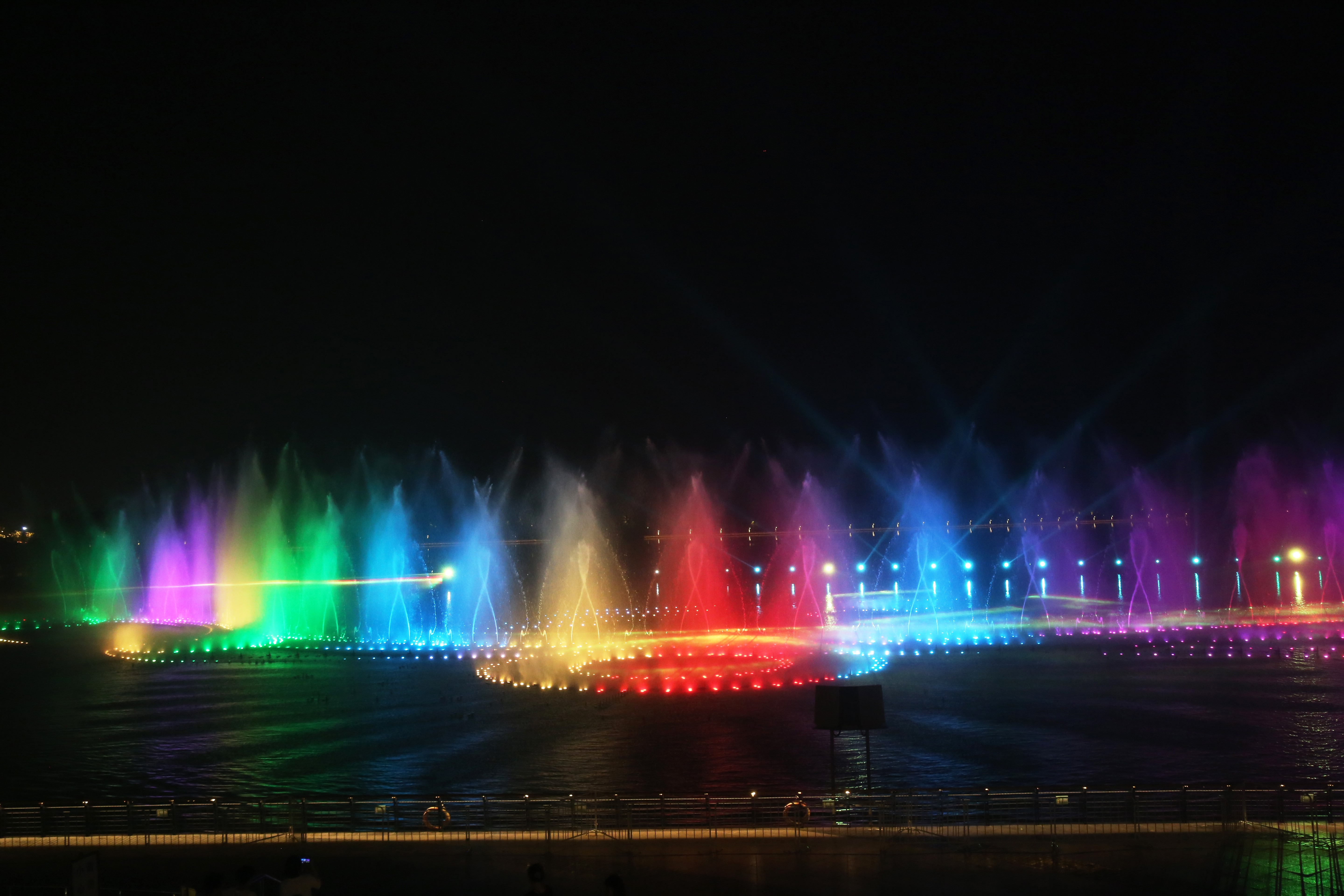 上图为5G直播画面中展示的南湖景区喷泉美景